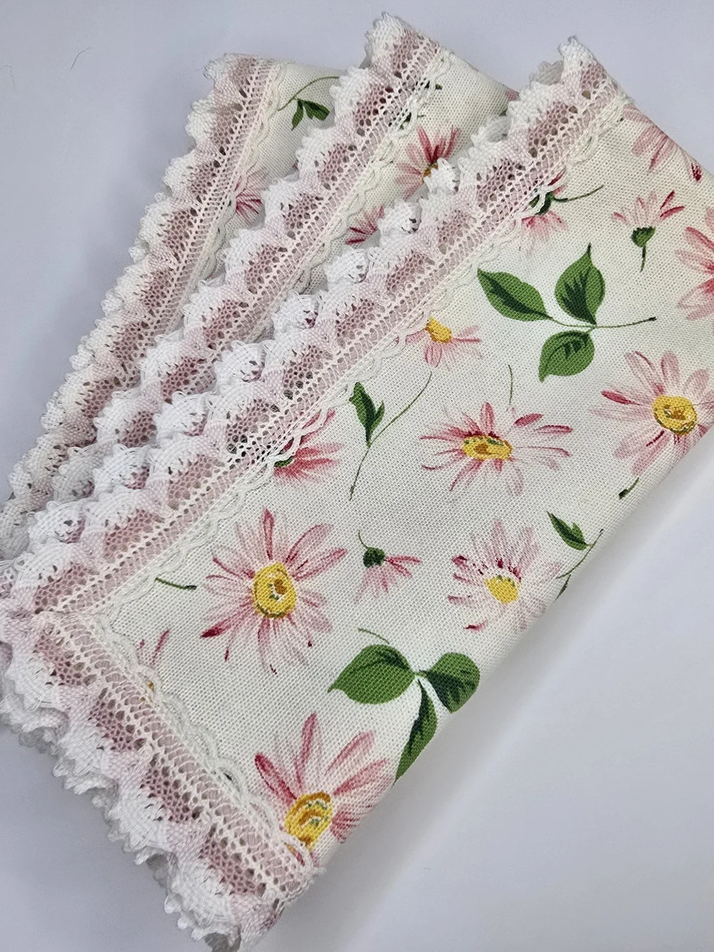 Floral Pink Daisy Lace-Trim Place Mats/  Kitchen Napkins 18